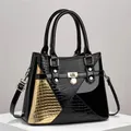 Sac à main chic en cuir verni noir avec gaufrage crocodile doré et détails de verrouillage - Noir