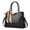 Elegante borsa a mano nera a motivo coccodrillo con foulard in seta e tracolla regolabile - Nero/Trama Coccodrillo