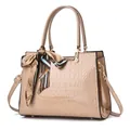 Détail du sac cabas abricot avec texture crocodile, foulard en soie et perle - Khaki / Motif Crocodile