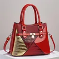 Détails du sac à main rouge et doré avec texture crocodile et finitions métalliques - Rouge