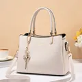 Bolso tote beige en cuero sintético con colgante de corazón de perlas y bandolera - Blanco