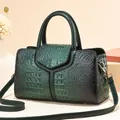 Sac bandoulière vert foncé à motif autruche avec poignée et détails dorés - Vert
