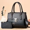 Set di due borse tote in pelle nera testurizzata con hardware ad anello dorato elegante - Nero