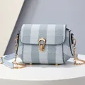 Sac bandoulière bleu clair avec boucle fer à cheval dorée et bandoulière en chaîne - Bleu