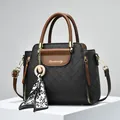 Borsa a mano in pelle trapuntata con manici marroni e foulard leopardato nero - Nero