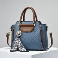 Minimalistische blau-braune Tragetasche mit Rautenmuster und Leoparden-Halstuch - Blau