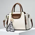 Borsa a mano trapuntata crema e marrone con sciarpa leopardata e tracolla rimovibile - Bianco avorio