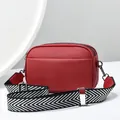 Minimalistische rote Umhängetasche mit Lychee-Muster, drei Zippern und breitem Gurt - 23cmx8cmx14cm / Weinrot