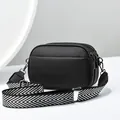 Schwarze Crossbody-Kameratasche aus genarbtem Leder mit drei Reißverschlüssen - 23cmx8cmx14cm / Schwarz