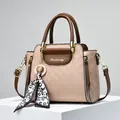 Borsa trapuntata beige con manici marroni e un elegante foulard in seta leopardata - Kaki