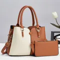 Detalle del conjunto de bolsos bicolor marrón y beige con textura de piel granulada - Amarillo Tierra