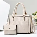 Dettaglio del set di borse in ecopelle beige con goffratura testurizzata effetto serpente - Bianco avorio