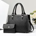 Dettaglio borsa a mano nera in pelle intrecciata con pochette e hardware dorato - Borsa a Mano Trama Intrecciata (con pochette piccola) / Nero