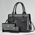 Set di tre borse nere in pelle lucida con stampa coccodrillo e dettagli in metallo dorato - 29x13x22cm / Nero