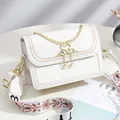 Petit sac carré blanc avec boucle cygne dorée et bandoulière large imprimée - Blanc