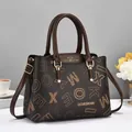 Borsa a mano marrone con monogramma, dettagli dorati e tracolla regolabile da donna - caffè