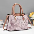 Elegante handtas met bloemenborduurwerk in roze-paars met bruine leren riemen - Dieproze