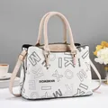 Borsa a mano bianca in ecopelle con stampe nere e manici beige per donne eleganti - Bianco Con Lettere Nere