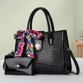 Bolso tote negro con relieve de cocodrillo, hebilla metálica y detalle de pañuelo seda - Negro