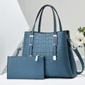 Dettaglio della borsa tote grigio-blu con stampa coccodrillo, finiture argento e tracolla - Blu