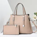 Dettaglio del set borsa tote beige con trama a coccodrillo e fibbie argentate - Cachi