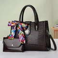 Conjunto de bolso tote y sobre en charol marrón oscuro grabado de cocodrilo con pañuelo - café
