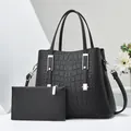 Dettaglio della borsa tote nera trama coccodrillo con pochette e finiture in metallo argento - Nero