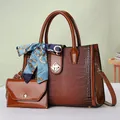 Conjunto de bolsos marrones de charol con grabado de cocodrilo y pañuelo de seda - Amarillo Tierra
