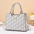 Détail du sac à main blanc à texture crocodile avec logo doré et motifs de lettres JOYS - Letter Print / Motif de Fleurs de Blanc