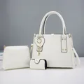 Ensemble détaillé de trois sacs en similicuir blanc avec motif crocodile et accents dorés - Blanc