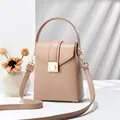 Mini-Umhängetasche aus weichem Leder in Hellbraun mit goldenem quadratischem Verschluss - Khaki