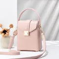 Minimalistische hellrosa Umhängetasche aus mattem Leder mit goldener Hardware - Rosa