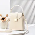 Elegante borsa a tracolla in pelle PU bianco crema con chiusura dorata e manico - Bianco