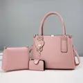 Vue détaillée du lot de 3 sacs roses avec texture crocodile et breloques dorées - Rose