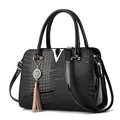 Sac à main noir classique à motif crocodile avec boucle V dorée et détail de gland - Noir