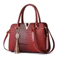 Sac à main élégant rouge foncé à motif crocodile avec décor doré et poignées - Rouge