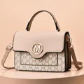 Beige-rosa Umhängetasche mit M-Monogramm-Muster und goldenem Metall-Logo-Detail - Khaki