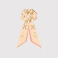 Coletero elegante de seda beige con estampados de caballos y cinta naranja suave - Estilo Ecuestre Albaricoque Claro