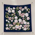 Pañuelo de seda azul marino con estampado floral de camelia rosa y detalles de aro oro - Cuadrado Grande