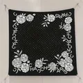 Foulard in seta twill 90cm bianco e nero con fiori di camelia, pois e stampa di lettere - Motif Pois Camelia Nero Bianco (3)