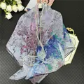 Chale ligero de seda georgette con estampado floral de jardín y textura fina suave - 130cm / Violeta Claro