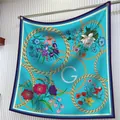 Quadratisches Seidentuch mit Blumenmuster Goldketten-Motiven und Buchstaben G - 90x90cm / Kettenkreis-Stil (S1911)