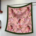 Seidenartiges Quadrat-Halstuch mit tiefgrünem Rand und filigranem Orchideen-Muster - Einheitsgröße / Orchidee Rosa