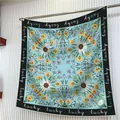 Franse stijl zijden sjaal met zonnebloemprint in lichtblauw en lucky ontwerp - Gele Bloemen Zwartblauw / 90*90cm