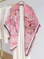 Détail d'un foulard en soie rose avec motifs de bande dessinée sur une robe blanche - Rose Violet BD Héros (28)