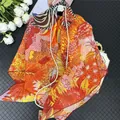 Chiffon-Schal mit tropischem Dschungel- und Pferdedruck auf luxuriösem schwarzem Grund - Tropische Warme Blätter Mehrfarbig