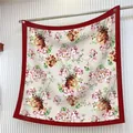 Seidiger Twill-Schal mit Geranienmuster und Metallösen zur dekorativen Aufhängung - 90cmx90cm / Weiß Floral Mit Rotem Rand