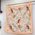90cm Seidenschal mit Blumenmuster Geranie, orangefarbenem Rand und Metallösen für Damen - 90cmx90cm / Beige Floral Mit Orangem Rand