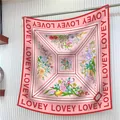 Carré de soie rose à imprimé floral avec bordure décorative lettrée LOVEY pour femme - Grand Style Carré / Arène Florale Rose