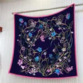 Elegante foulard in seta blu navy con motivi floreali e bordo rosa su supporto - 90cm / Stile Rampicante Oro Blu Scuro